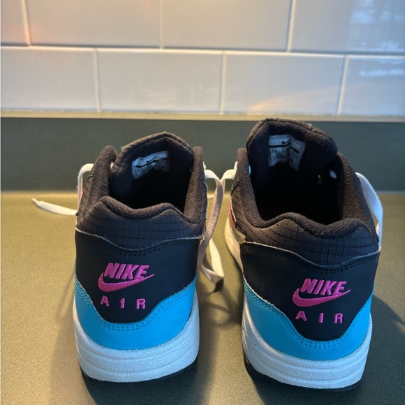 Nike Air Max with Pink and Blue Highlights - Picture 3 of 8